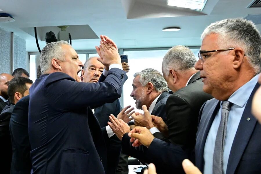 CPMI do INSS terá relatório paralelo de 800 páginas em embate com a oposição e intensifica disputa política no Congresso