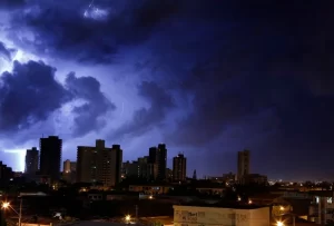 Funceme emite alerta de chuvas intensas no Ceará com risco de trovoadas, ventos fortes e instabilidade até quarta-feira