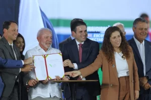 Lula sanciona lei que promove maior reestruturação das carreiras do Executivo federal em um único mandato