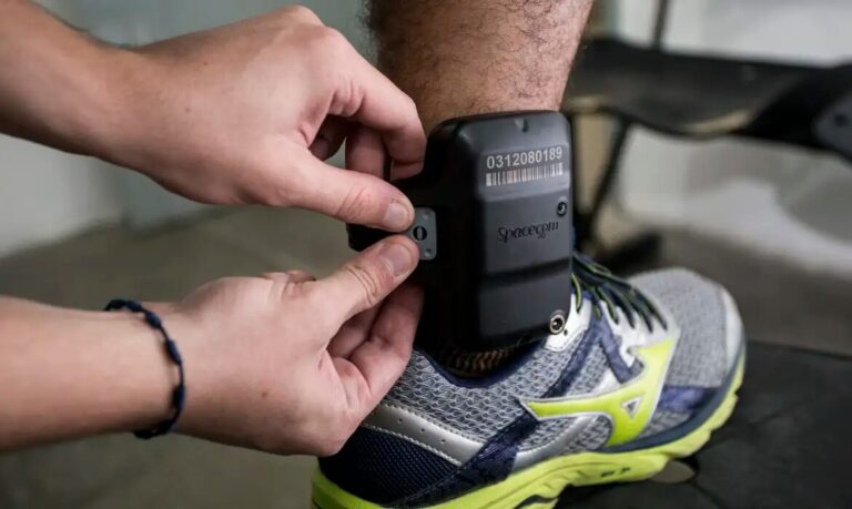 Senado aprova uso imediato de tornozeleira eletrônica para agressores de mulheres e amplia medidas de proteção contra violência doméstica