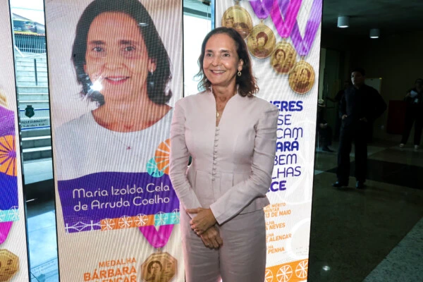 Izolda Cela diz que fará campanha por Elmano, mas descarta caminhar com Moses Rodrigues em Sobral