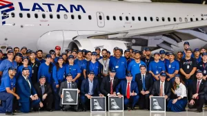 Latam compra 24 aviões da Embraer e Lula celebra parceria que deve ampliar voos, empregos e indústria no Brasil