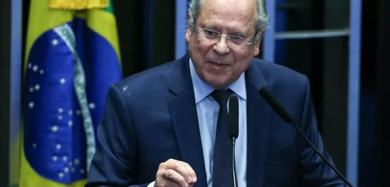 José Dirceu diz que “o rei está nu”, cobra autorreforma do STF e defende mudanças nos três Poderes