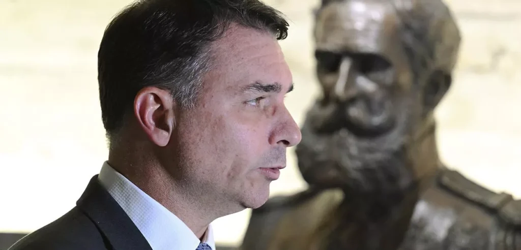 Plano ligado a Flávio Bolsonaro prevê congelar ganho real de aposentados e limitar saúde e educação à inflação