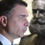 Plano ligado a Flávio Bolsonaro prevê congelar ganho real de aposentados e limitar saúde e educação à inflação