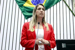 Mesmo com convites, Larissa Gaspar fica no PT e reforça alianças para 2026
