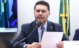 Mesmo com oposição ao governo, Moses Rodrigues lidera União Brasil e mantém apoio a Elmano