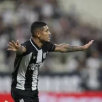 Ceará vence Fortaleza por 2 a 0 com um jogador a menos e ganha fôlego na Copa do Nordeste