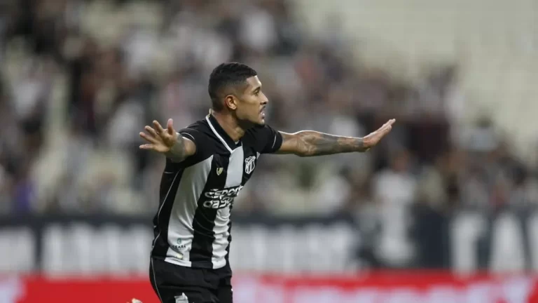 Ceará vence Fortaleza por 2 a 0 com um jogador a menos e ganha fôlego na Copa do Nordeste