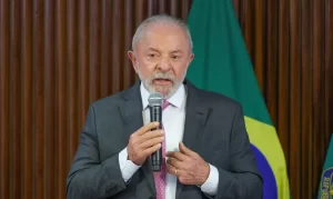 Lula diz que Brasil não precisa de escola cívico-militar e novo PNE recoloca rumo da educação em debate