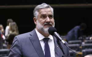 Governo quer articular projeto do fim da escala 6×1 com urgência na Câmara, diz Pimenta