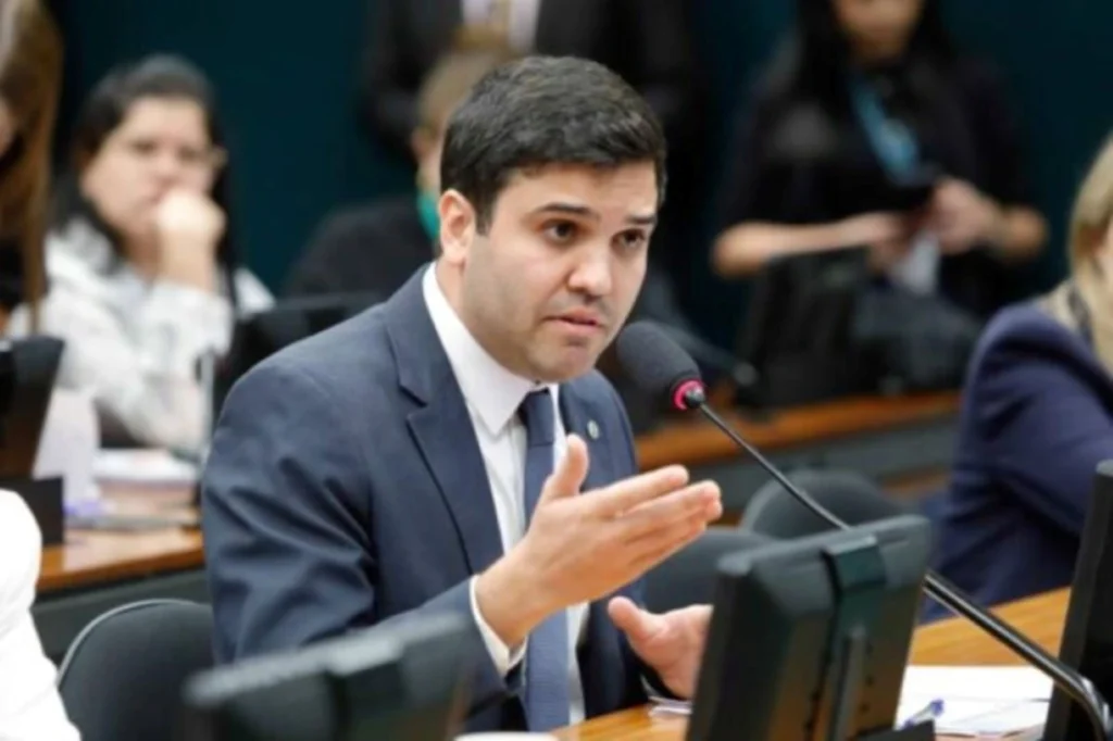 Relator da lei dos celulares nas escolas fala em “infância raiz” e reacende debate sobre proteção e educação