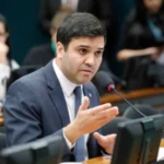 Relator da lei dos celulares nas escolas fala em “infância raiz” e reacende debate sobre proteção e educação