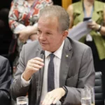 Câmara avança com regras para prevenir suicídio e automutilação em sistemas de inteligência artificial