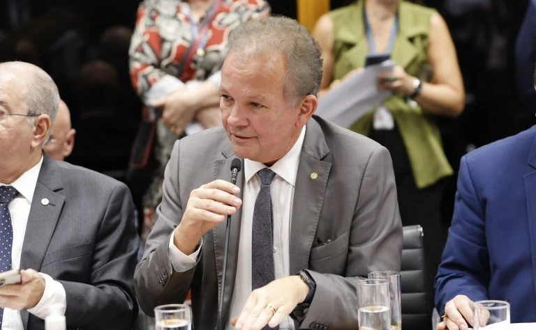 Câmara avança com regras para prevenir suicídio e automutilação em sistemas de inteligência artificial