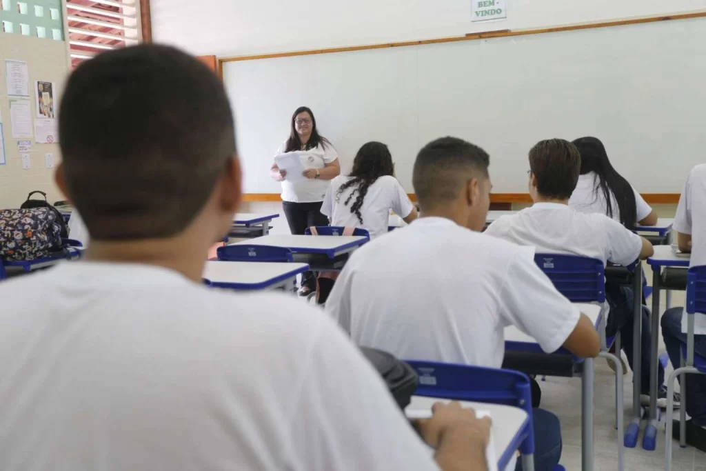 Governo do Ceará paga reajuste de 5,4% aos professores com retroativo de janeiro e fevereiro 1 Governo do Ceará paga reajuste de 5,4% aos professores com retroativo de janeiro e fevereiro