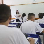 Governo do Ceará paga reajuste de 5,4% aos professores com retroativo de janeiro e fevereiro