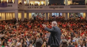 PT detalha novo programa com revisão do papel dos militares e proposta de reforma no STF