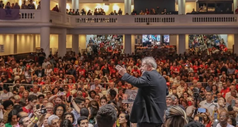 PT detalha novo programa com revisão do papel dos militares e proposta de reforma no STF