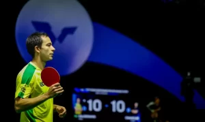 Hugo Calderano leva bronze na Copa do Mundo após derrota para Wang Chuqin na semifinal em Macau
