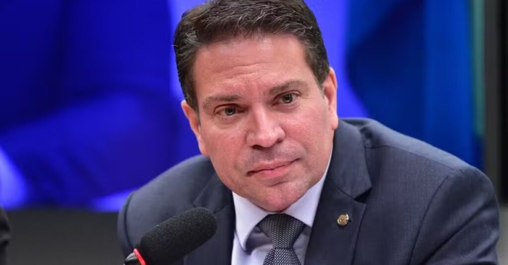 Prisão de Ramagem nos EUA abre cenários de deportação, extradição ou asilo e amplia crise política