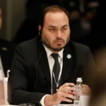 Carlos Bolsonaro atua como fiscal de engajamento de aliados de Flávio e expõe tensão interna no bolsonarismo