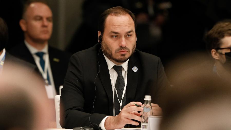 Carlos Bolsonaro atua como fiscal de engajamento de aliados de Flávio e expõe tensão interna no bolsonarismo