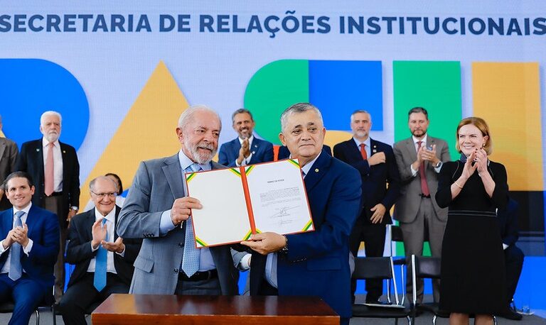 p.15 - Parceria entre Lula, Guimarães e Elmano garante pagamento do Garantia-Safra para 29,8 mil agricultores cearenses