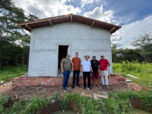 Famílias beneficiadas com o Crédito Fundiário em Aiuaba são acompanhadas pelo deputado Pedro Lobo