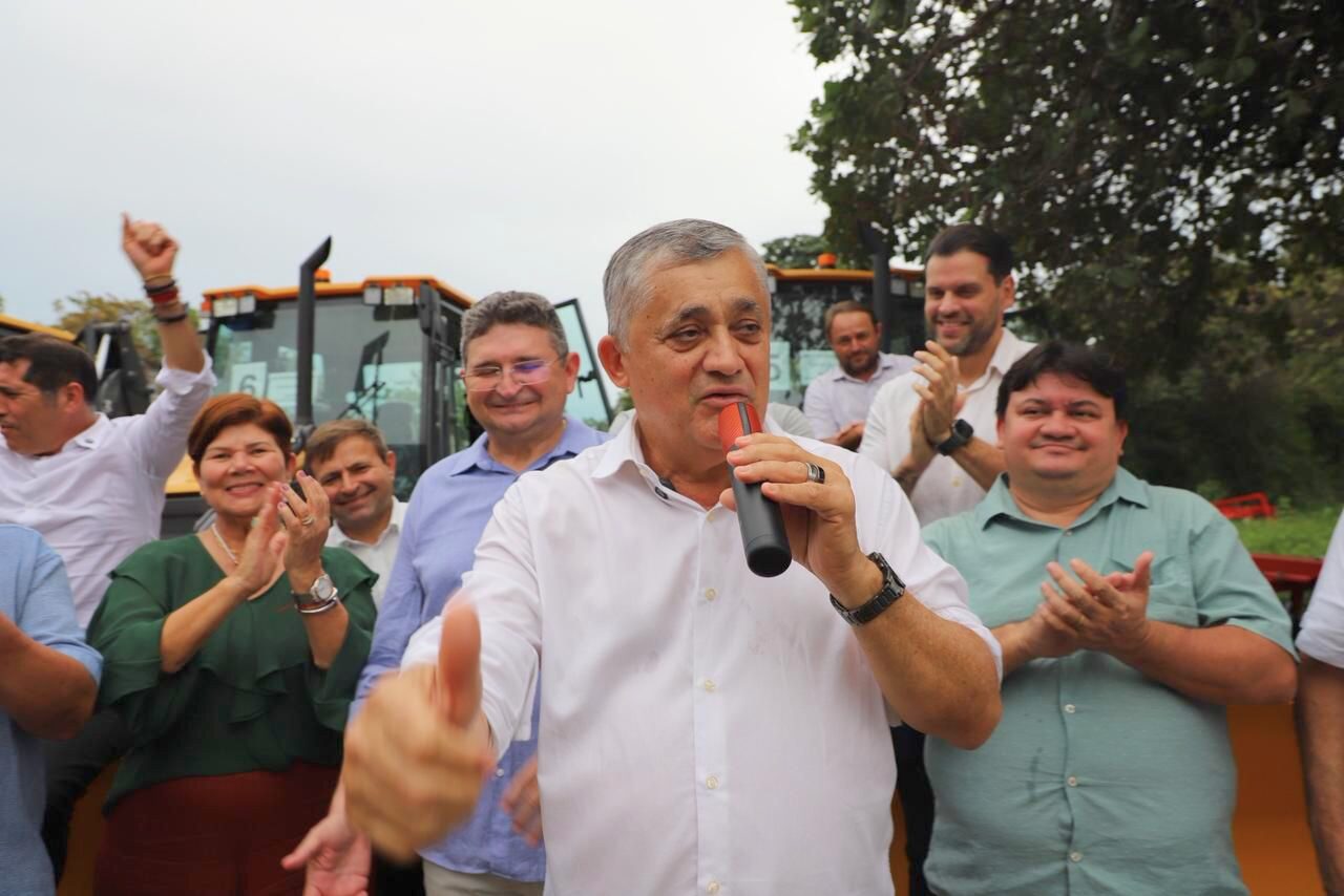 p.6 Guimaraes inicia agenda como ministro no Ceara com entrega de maquinas para 9 municipios