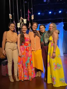 Sempre bem acompanhada. Por Luciana Bessa