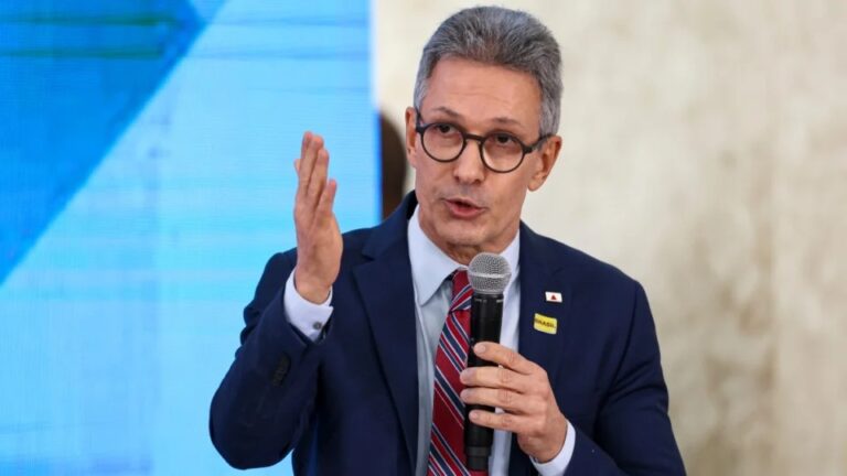 Arregou? Zema baixa o tom contra Flávio Bolsonaro após ser descartado como vice