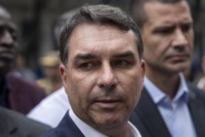 Aliados de Flávio Bolsonaro dão sinais de afastamento em meio a crises na pré-campanha
