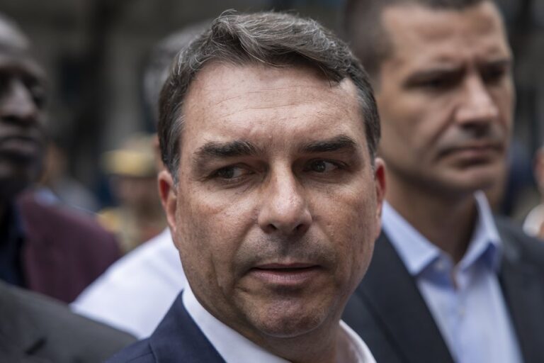 Aliados de Flávio Bolsonaro dão sinais de afastamento em meio a crises na pré-campanha