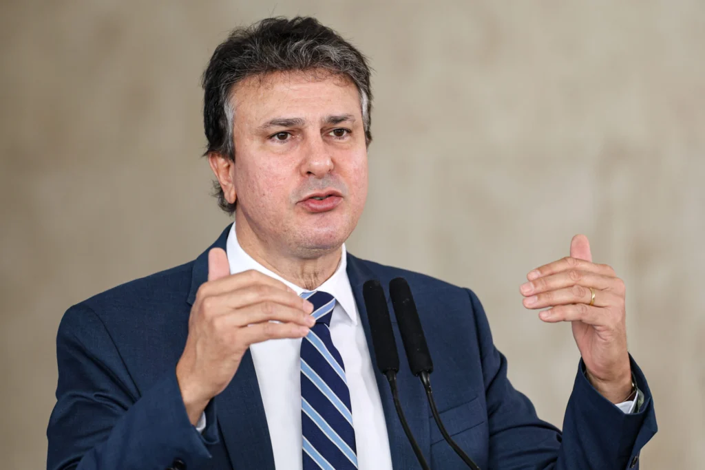 Camilo descarta candidatura ao governo e critica aliança de Ciro com bolsonarismo 1 Brasília (DF), 10/12/2025 - O ministro da Educação, Camilo Santana, participa de cerimônia de anúncios dos projetos habilitados do Fundo de Investimento em Infraestrutura Social (FIIS) e dos anúncios de seleção do Novo PAC 2025, nas modalidades de