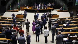 Centrão recua e pede retirada da emenda das 52 horas após repercussão negativa