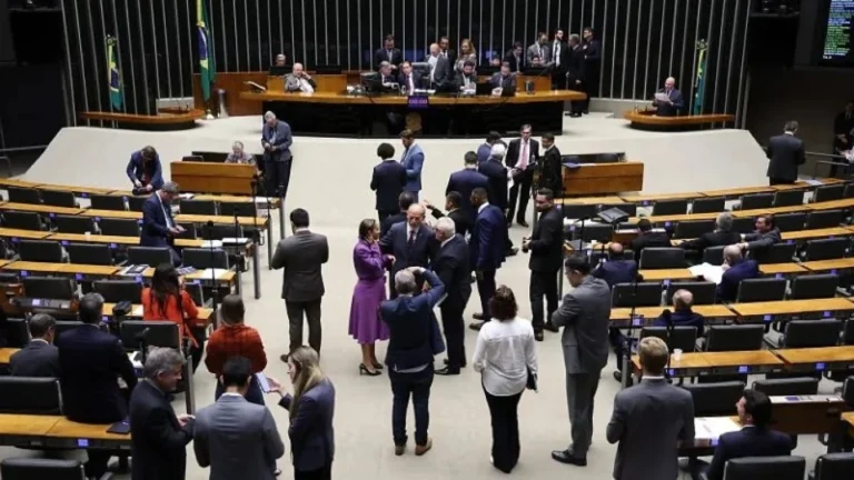 Centrão recua e pede retirada da emenda das 52 horas após repercussão negativa