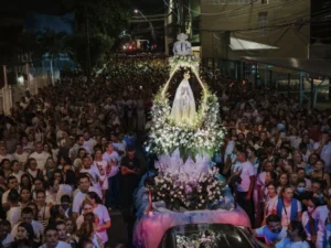 Procissão de Nossa Senhora de Fátima reúne milhares de fiéis nas ruas de Fortaleza