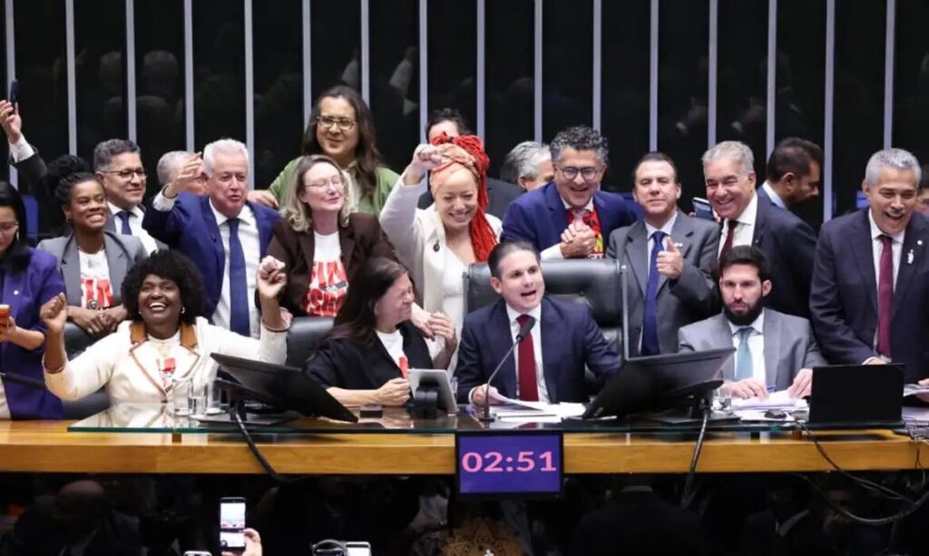 Câmara aprova PEC que acaba com escala 6x1 e reduz jornada para 40 horas sem perda salarial 1 Câmara aprova PEC que acaba com escala 6x1 e reduz jornada para 40 horas sem perda salarial