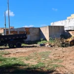 Moradores do Salesianos cobram solução para terreno baldio ao lado de unidade de saúde em Juazeiro do Norte