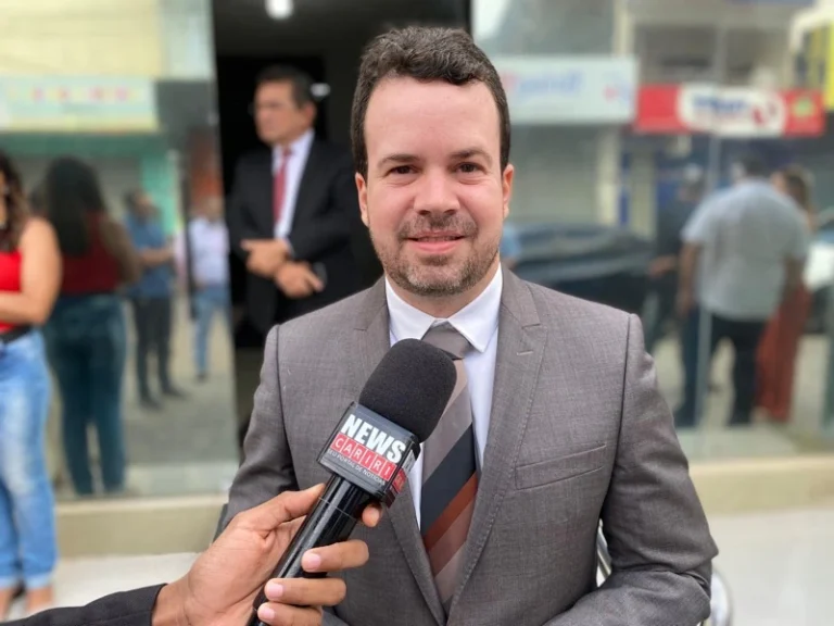 Barbalha anuncia piso nacional do magistério para professores temporários da rede municipal
