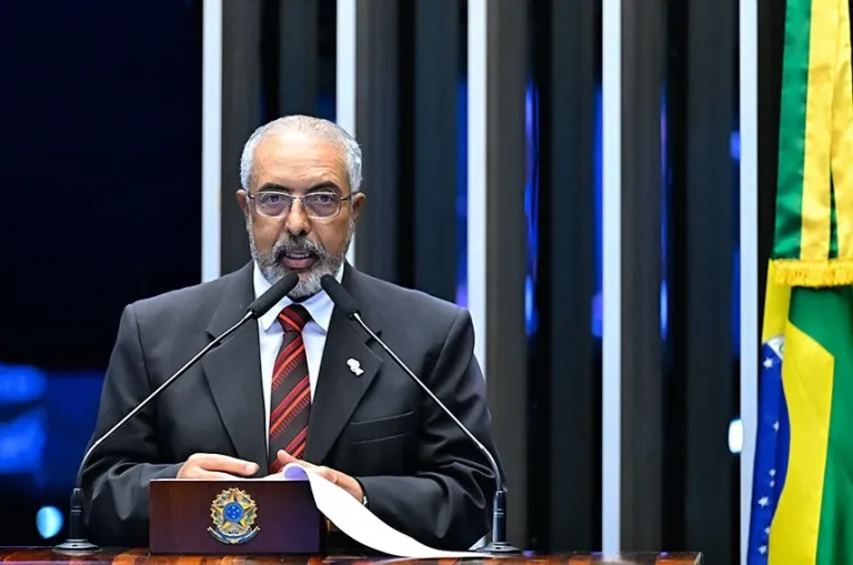 Paim defende fim da escala 6×1 e redução da jornada sem perda salarial
