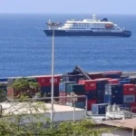 Passageiros começam a deixar navio onde surto de hantavírus matou três pessoas