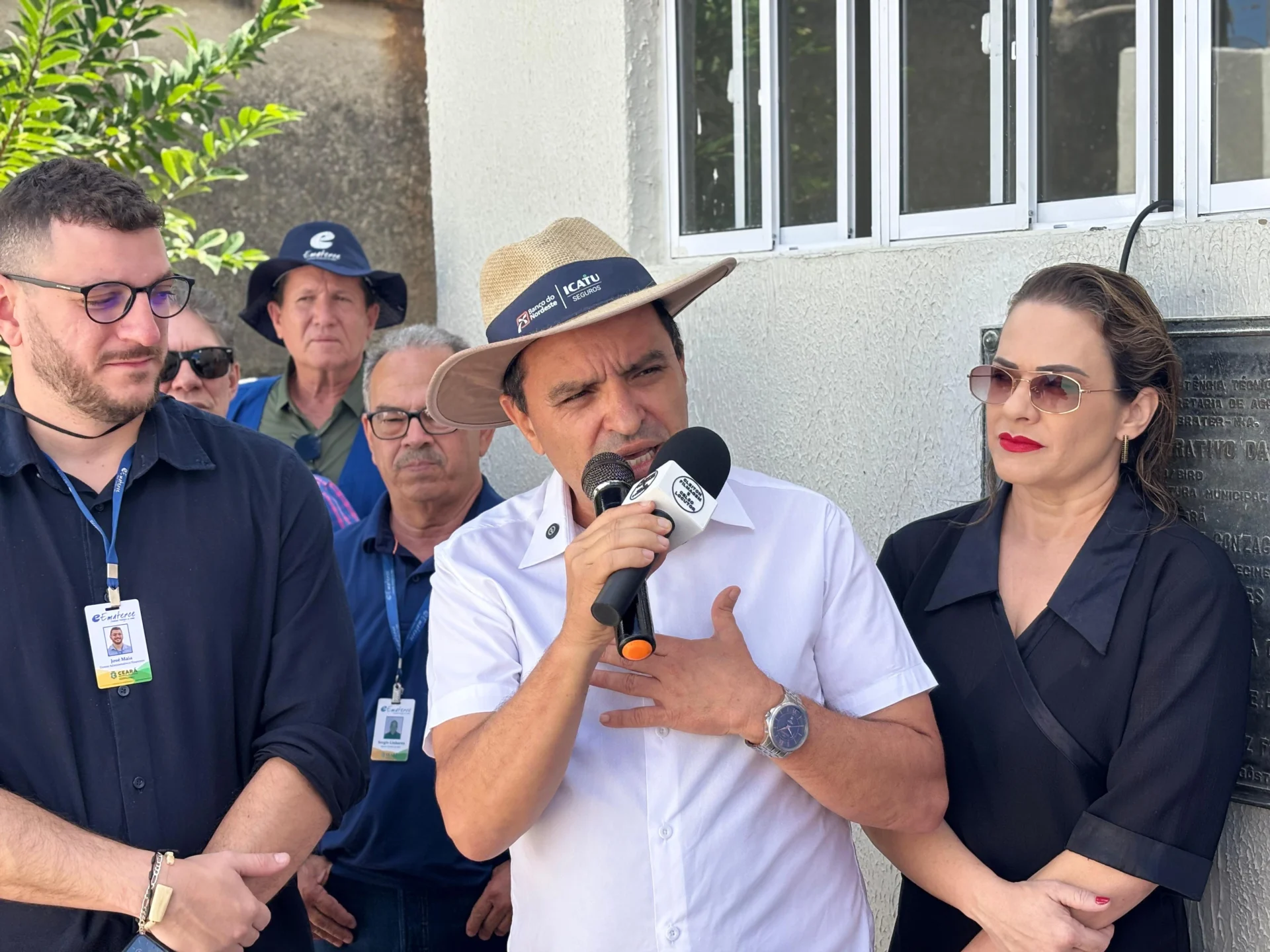 p.13 Na reinauguracao da Ematerce em Jardim
