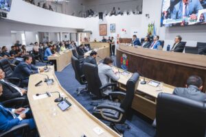 Sessão da Câmara de Juazeiro do Norte é marcada por aprovação de crédito suplementar, críticas à Zona Azul e homenagem aos jovens atletas vítimas de trágico acidente