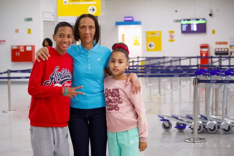 Mãe de Vozinha embarca para os EUA e pode acompanhar filho em Cabo Verde x Uruguai