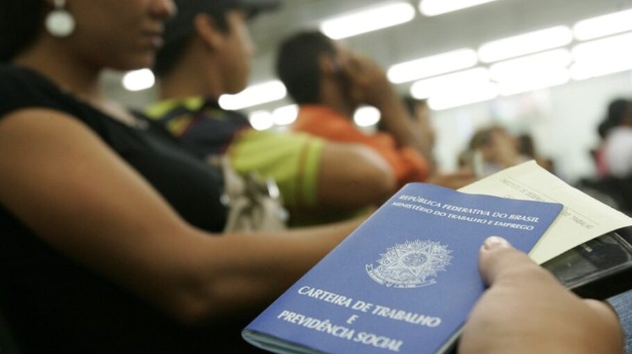 Governo Lula veta projeto que precarizava contrato de trabalho para jovens 1 casrtteira