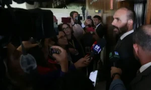 STF condena Eduardo Bolsonaro a 4 anos e 2 meses, impõe inelegibilidade e determina perda de cargo na Polícia Federal