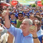 Ciro Gomes destaca liderança de Felipe Vasques durante Festa do Pau da Bandeira em Barbalha