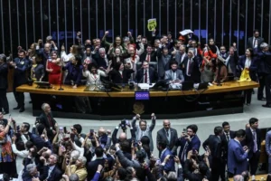 PEC do fim da escala 6×1 terá primeiro debate no Senado após permanecer um mês parada à espera de Alcolumbre